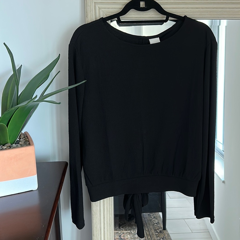 NWT H&M black long sleeve top with open back & bow tie (size medium)✨